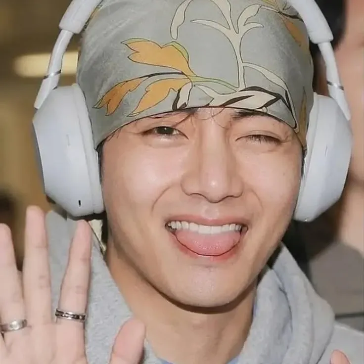 뷔 (방탄소년단)의 최신 사진