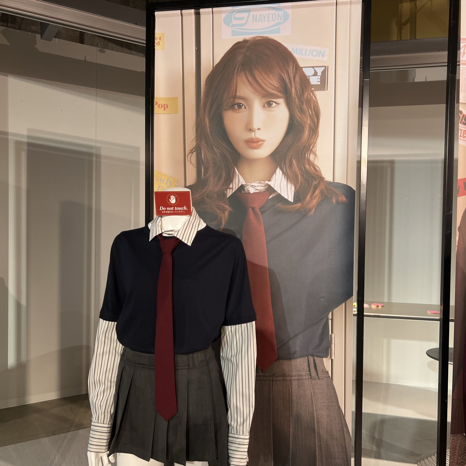 Foto aktivitas terbaru Momo (TWICE)