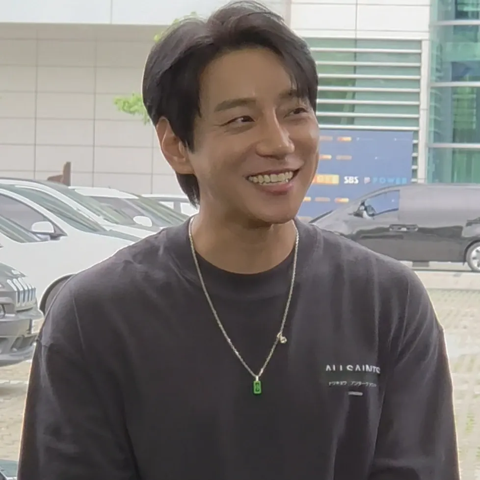 Behind-the-scenes cut of Hwang Chiyeol
