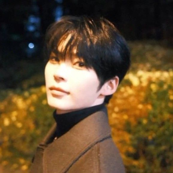 Recent activity shot of Sung Hanbin (ZEROBASEONE)