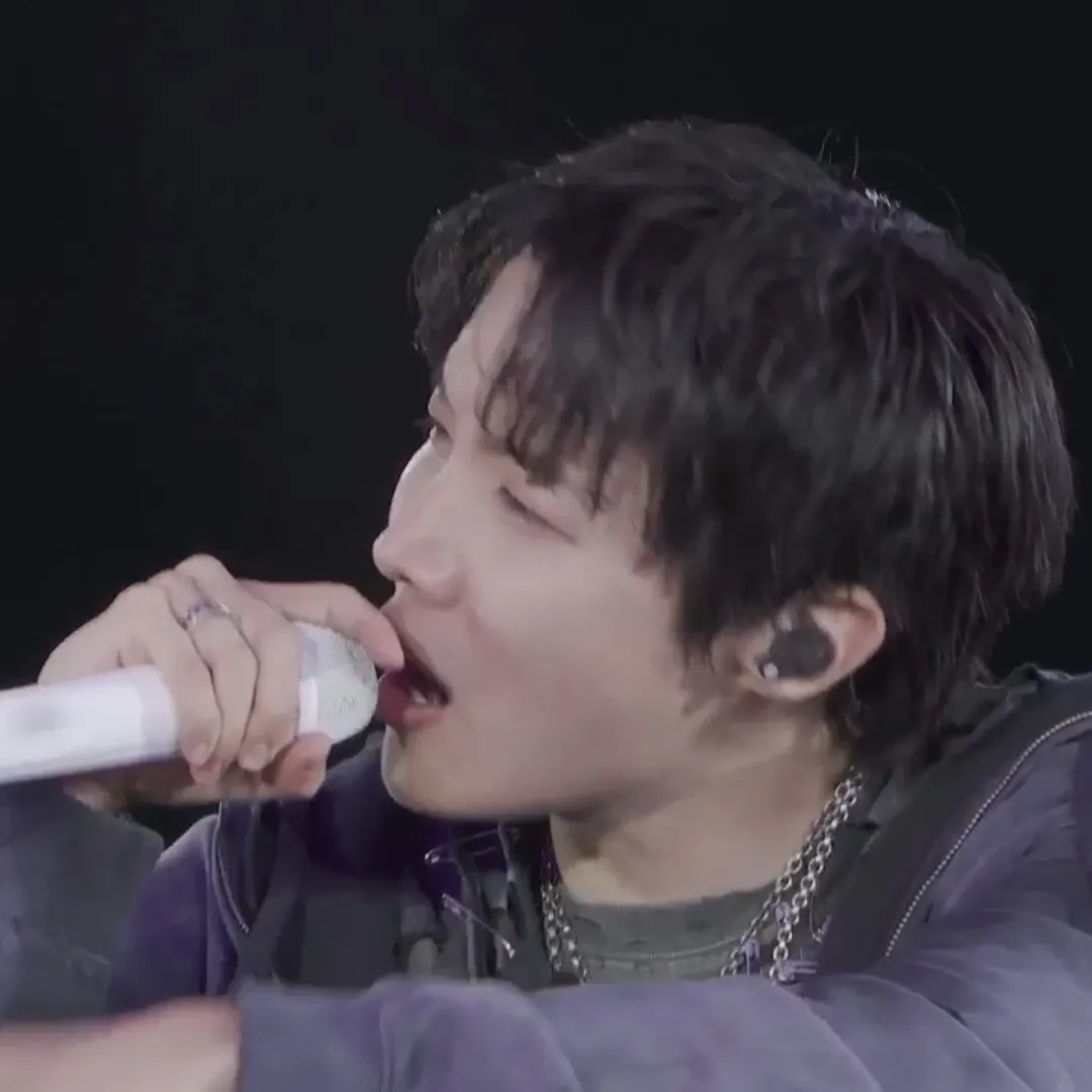 Momen yang diabadikan oleh penggemar j-hope (BTS)