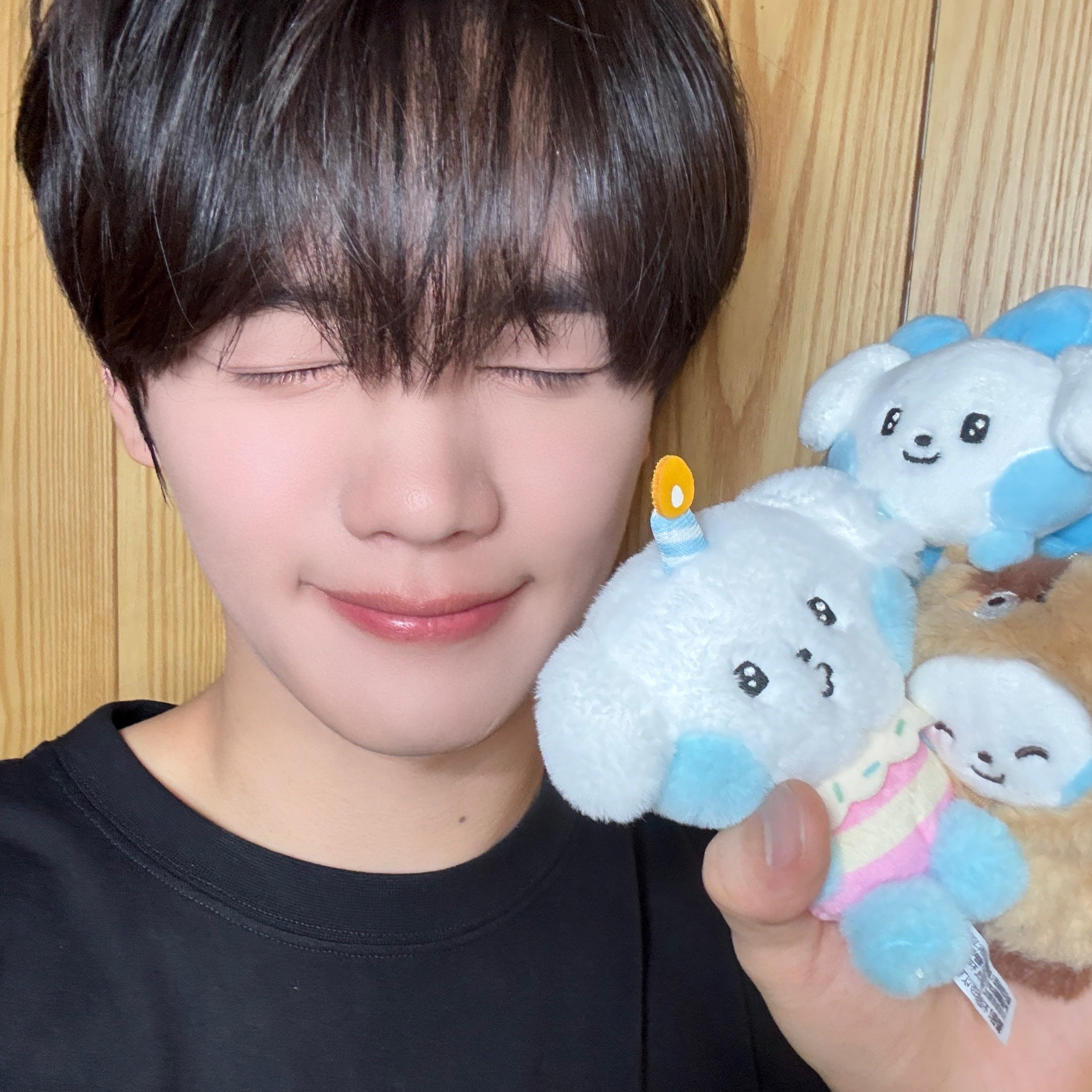 Latest photo of Kim Gyuvin (ZEROBASEONE)