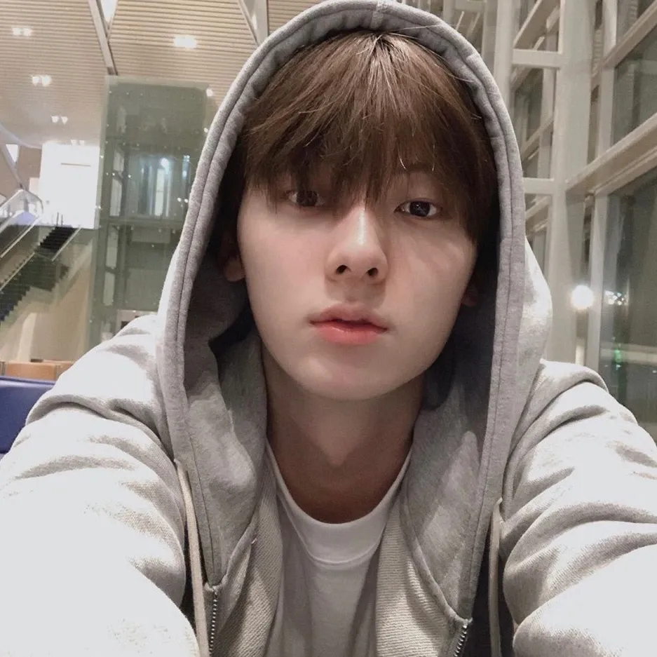 A moment captured by Hwang Minhyun's fan