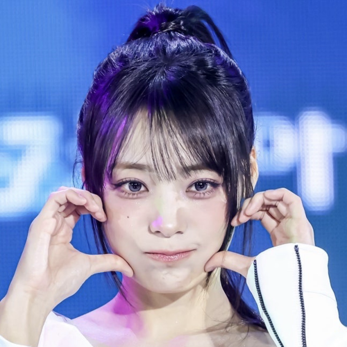 Recent activity shot of Siyeon (QWER)