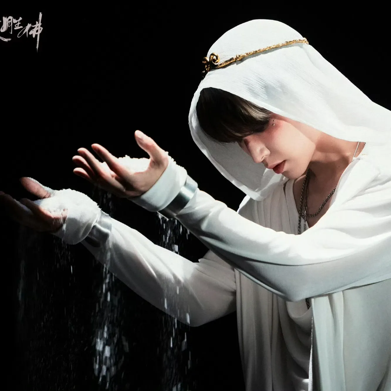 Behind-the-scenes cut of Lay (EXO)
