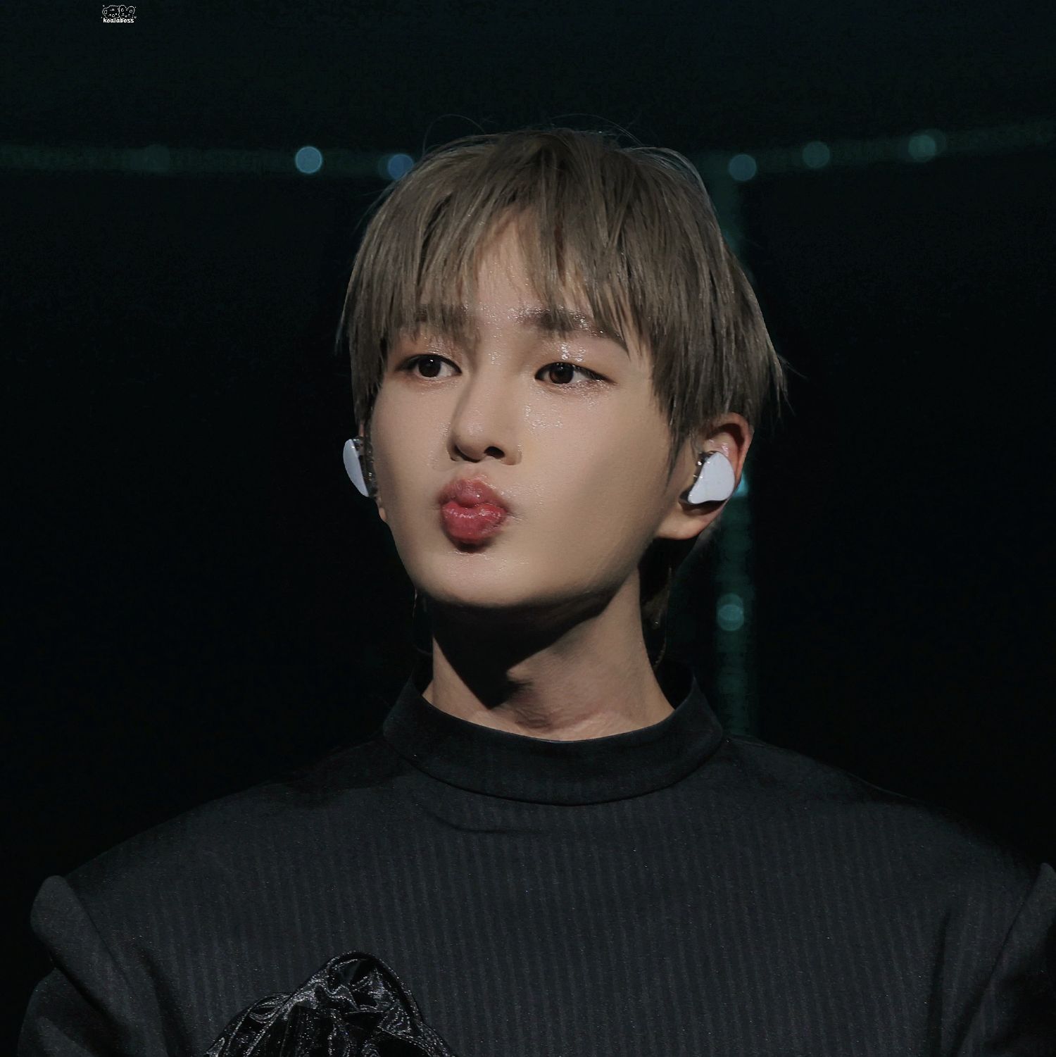 A moment captured by Onew (SHINee)'s fan