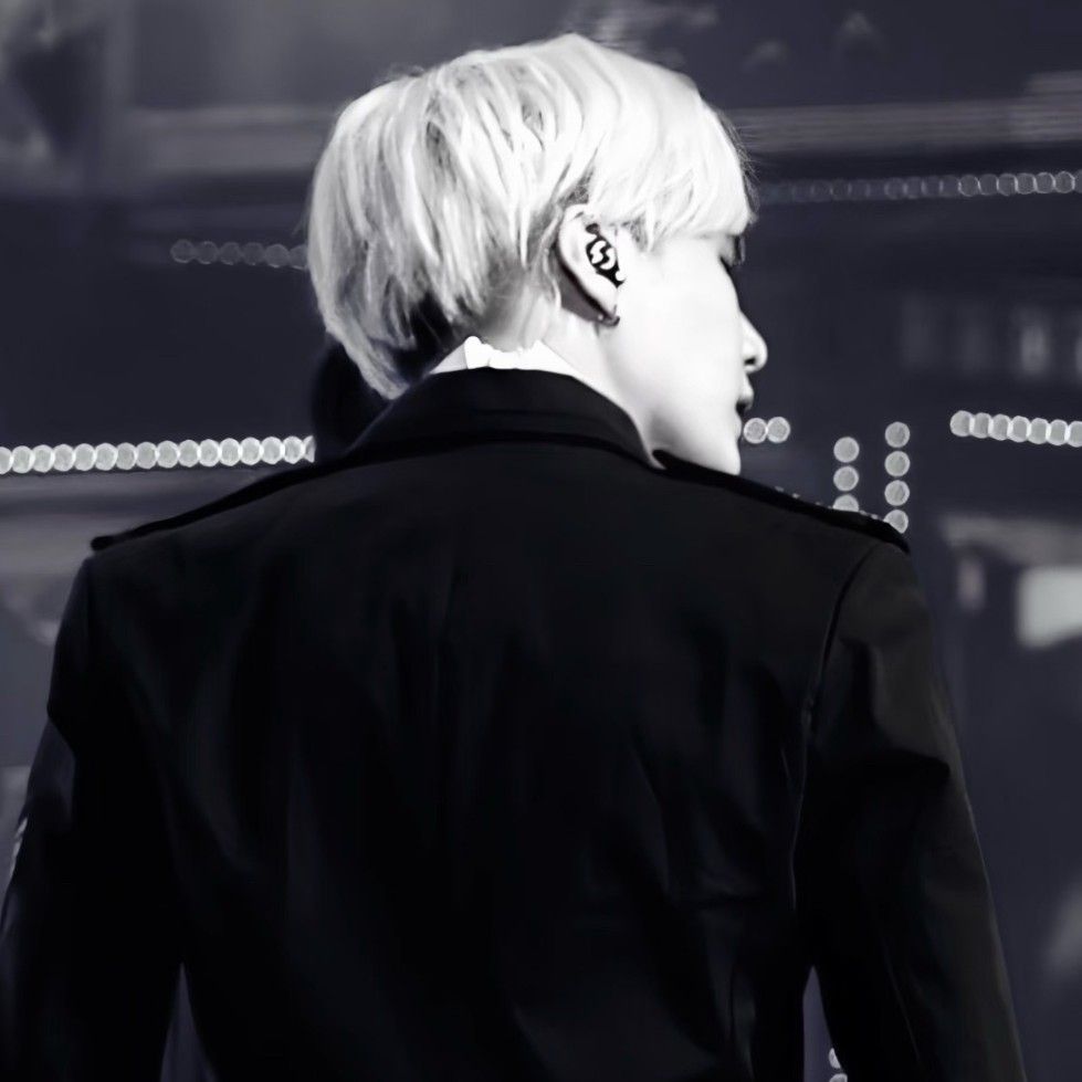 Foto aktivitas terbaru SUGA (BTS)