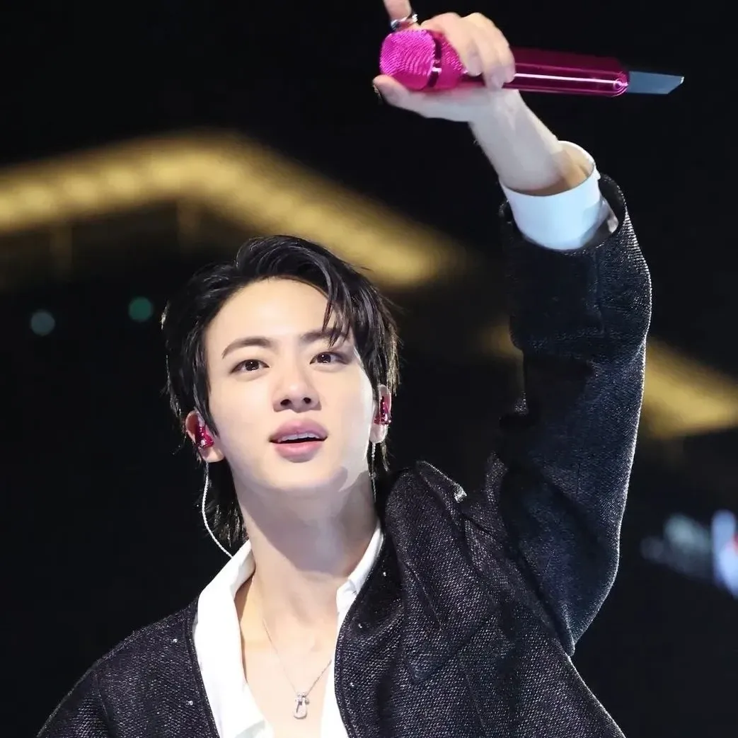 Momen yang diabadikan oleh penggemar Jin (BTS)