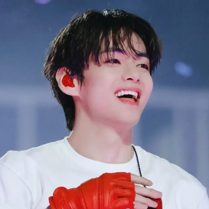 Behind-the-scenes cut of V (BTS)