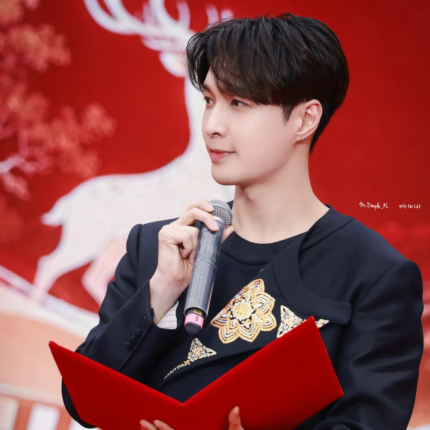 Behind-the-scenes cut of Lay (EXO)