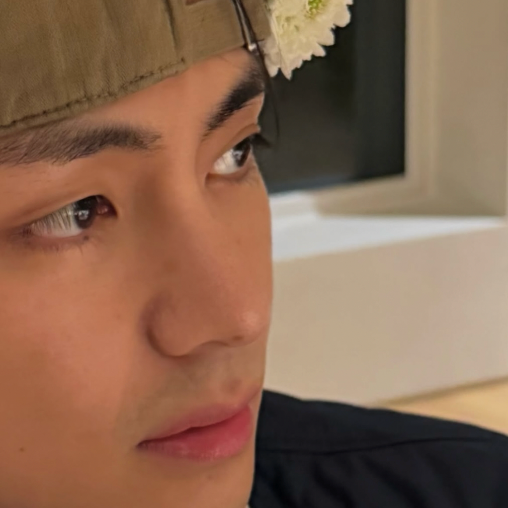 뷔 (방탄소년단)의 최신 사진