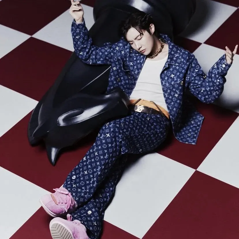 Foto aktivitas terbaru j-hope (BTS)