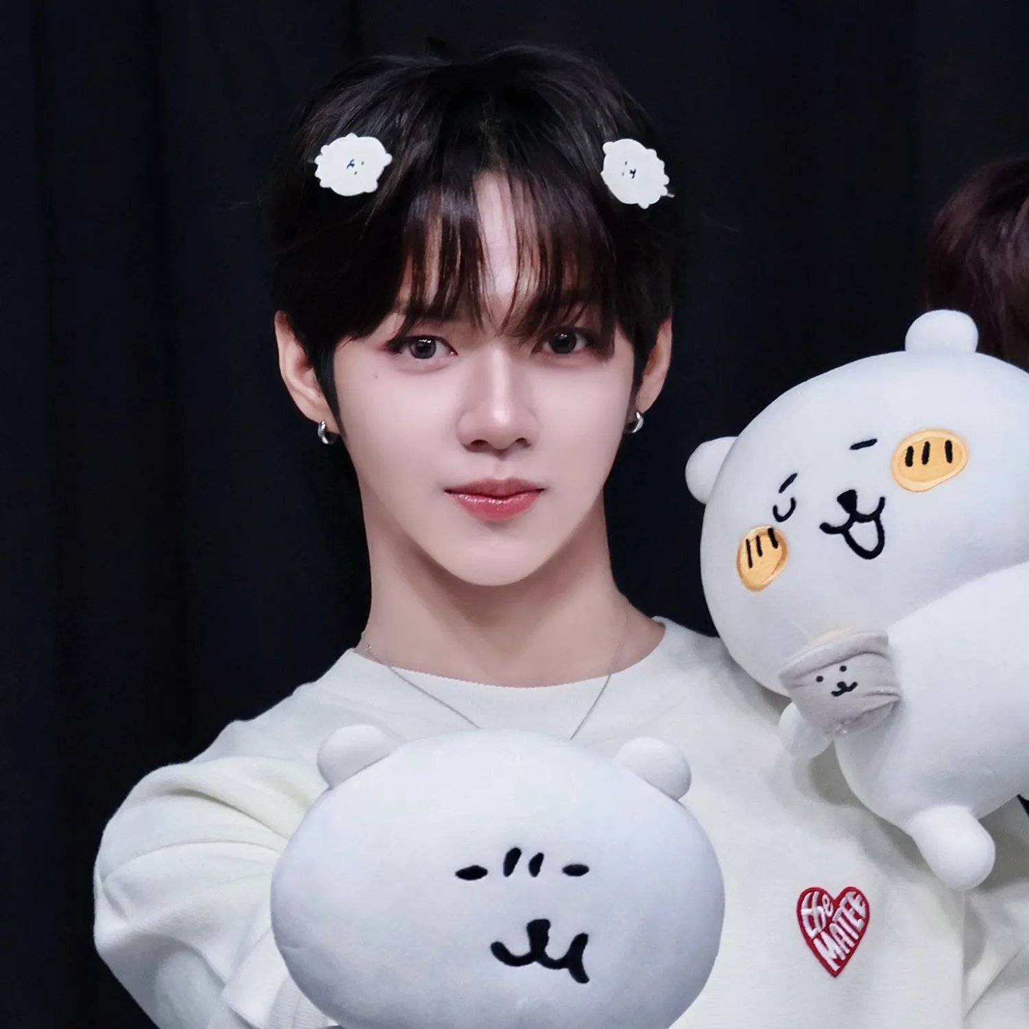 A moment captured by JL (AHOF)'s fan