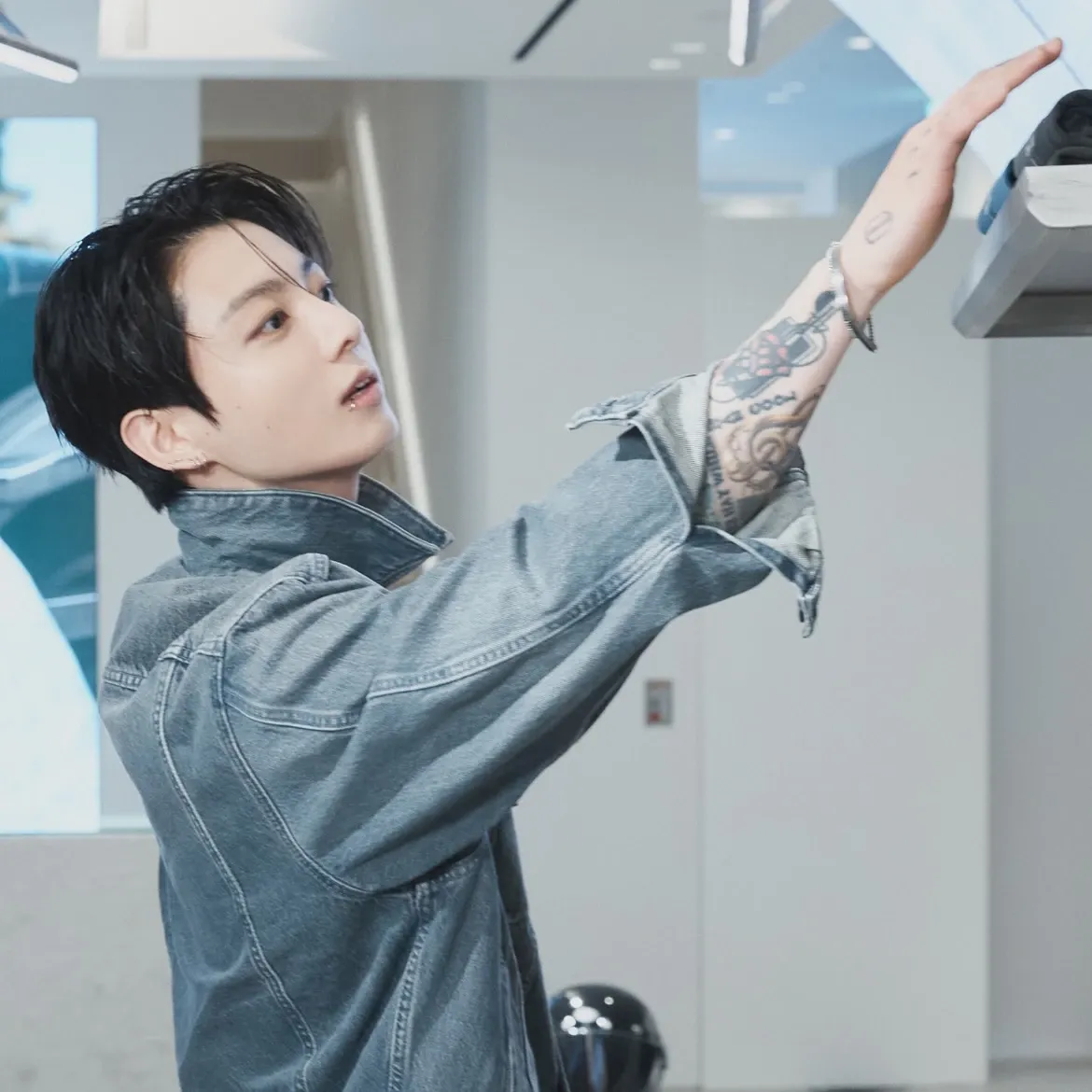 Foto aktivitas terbaru Jungkook (BTS)