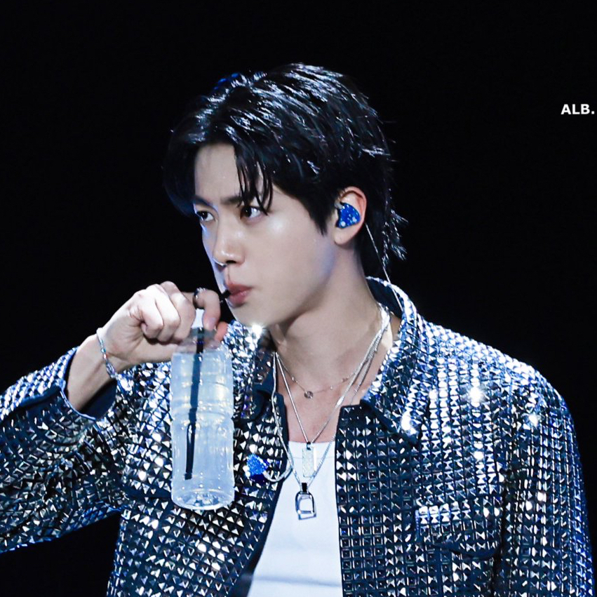 Momen yang diabadikan oleh penggemar Jin (BTS)