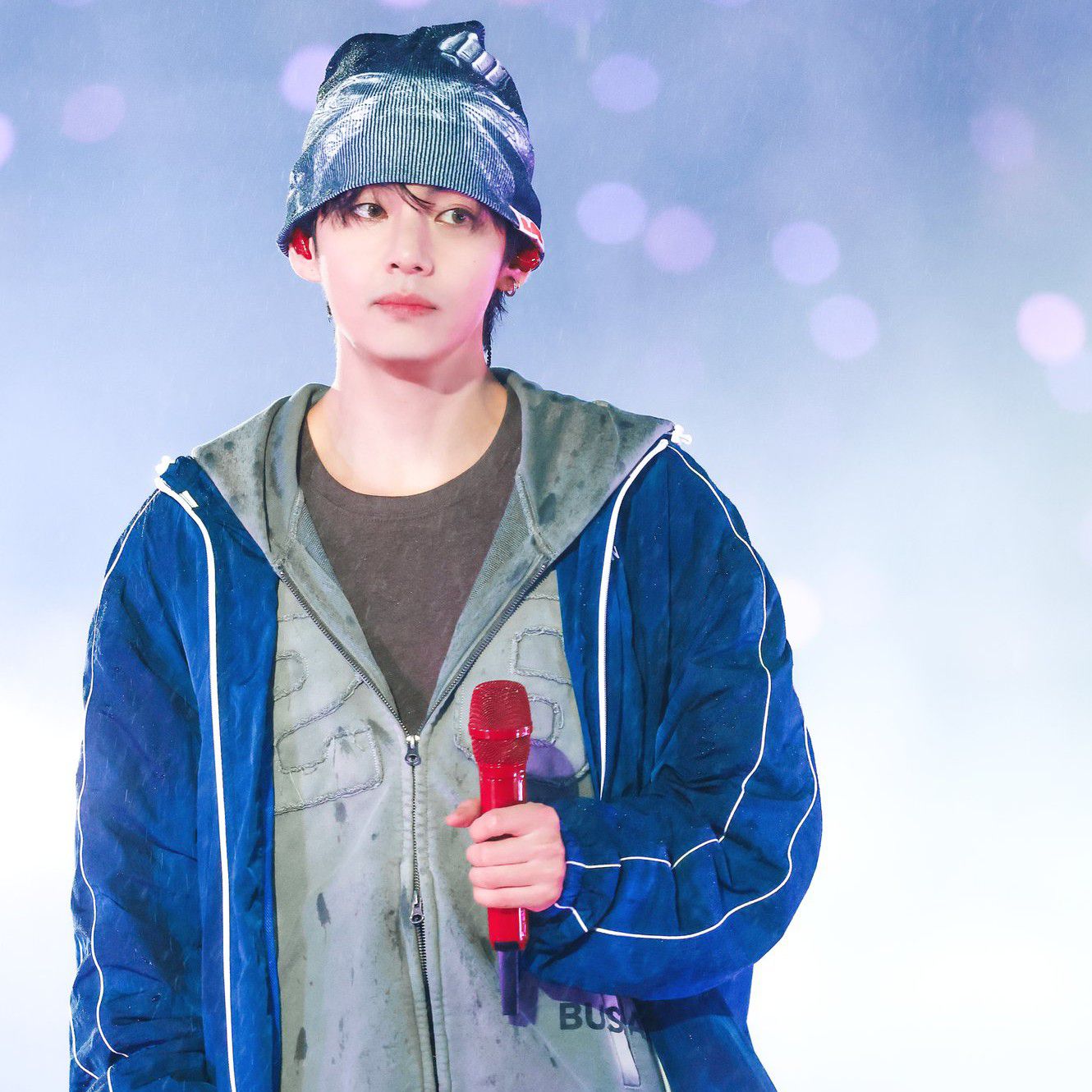 Behind-the-scenes cut of V (BTS)
