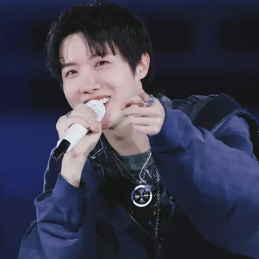 Momen yang diabadikan oleh penggemar j-hope (BTS)