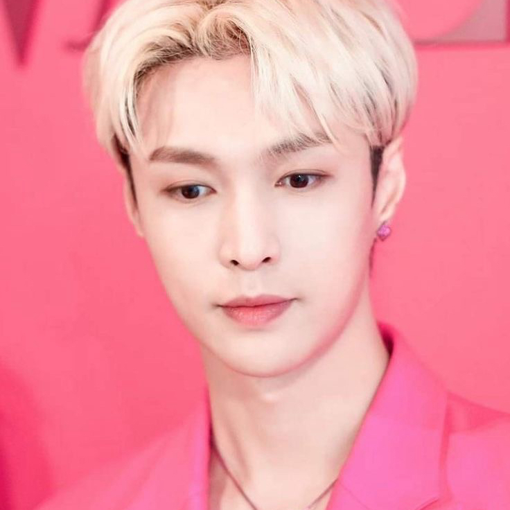 Behind-the-scenes cut of Lay (EXO)