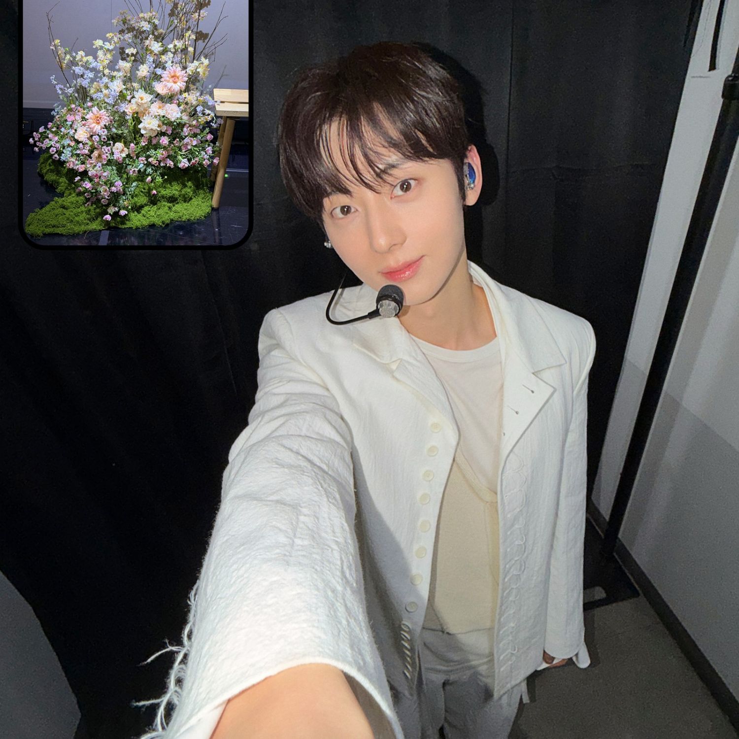 A moment captured by Hwang Minhyun's fan