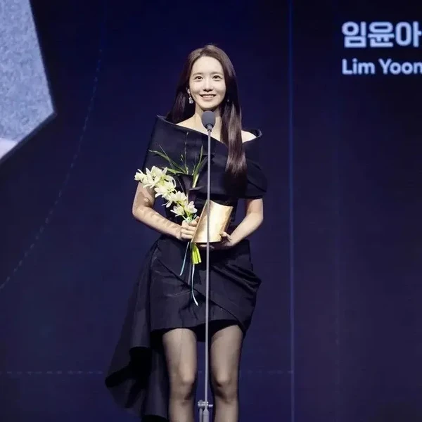 Shining profile picture of Yoona (Girls' Generation) on today's Choeaedol