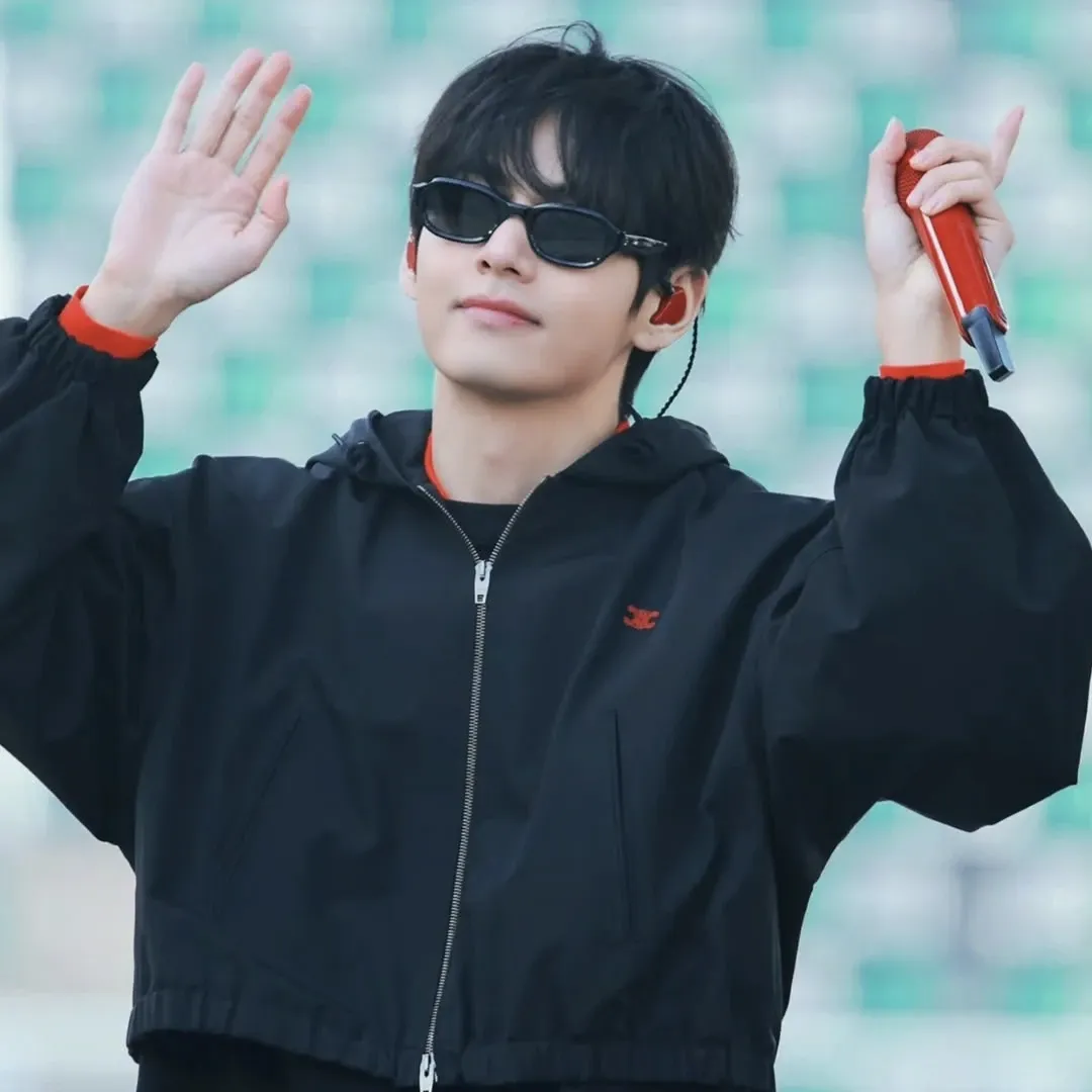 뷔 (방탄소년단) 최근 활동샷