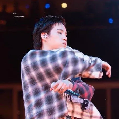 Foto aktivitas terbaru SUGA (BTS)