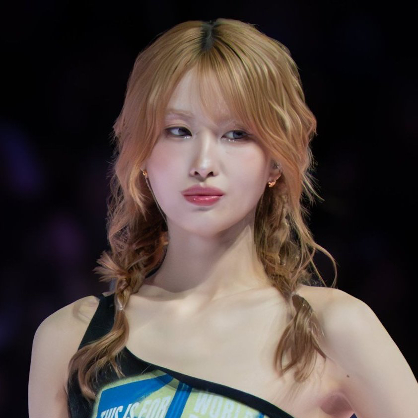 Behind-the-scenes cut of Momo (TWICE)