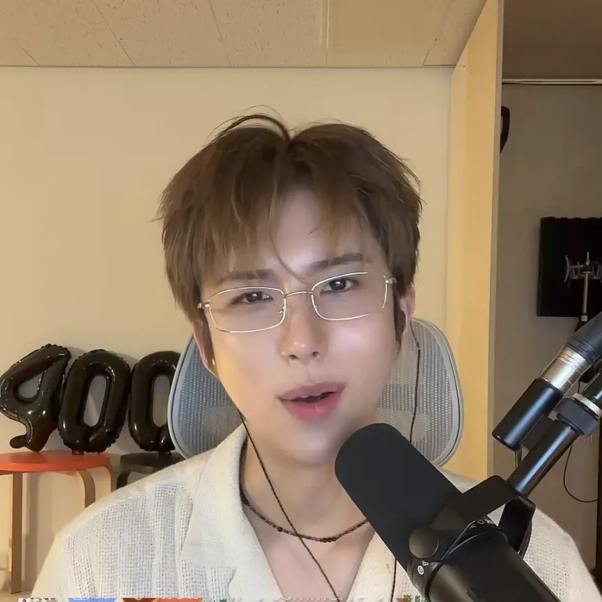 A moment captured by Wow (A.C.E)'s fan