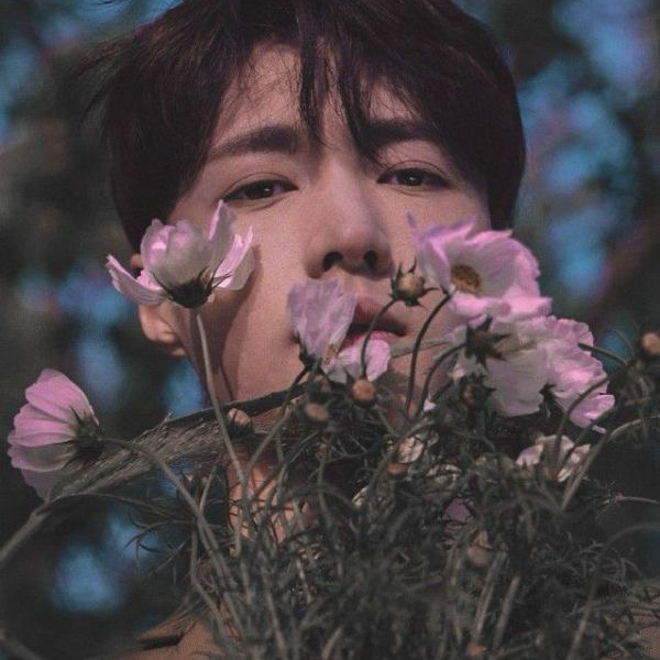 Behind-the-scenes cut of Lay (EXO)