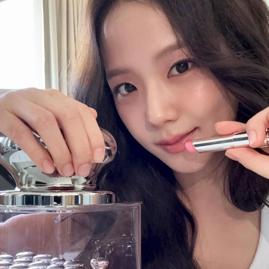 Foto aktivitas terbaru Jisoo (BLACKPINK)