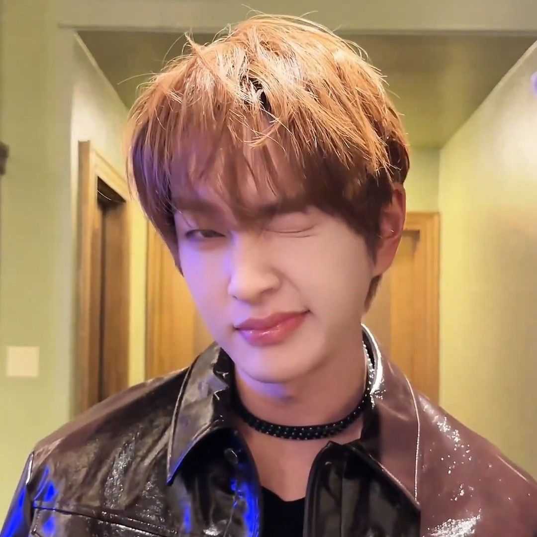 A moment captured by Onew (SHINee)'s fan