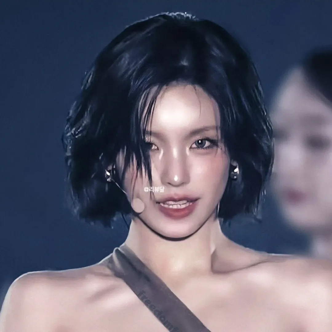 Recent activity shot of Yeji (ITZY)