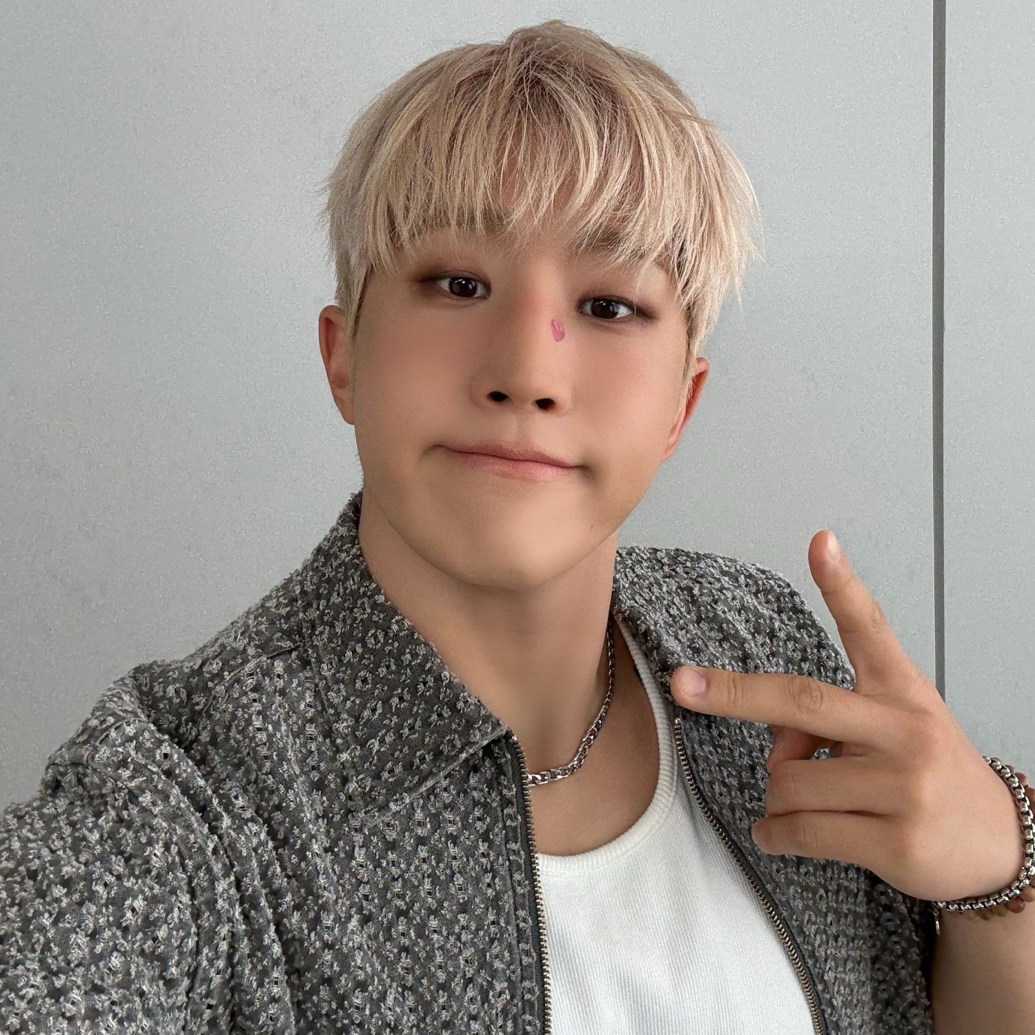 Behind-the-scenes cut of Jinjin (ASTRO)