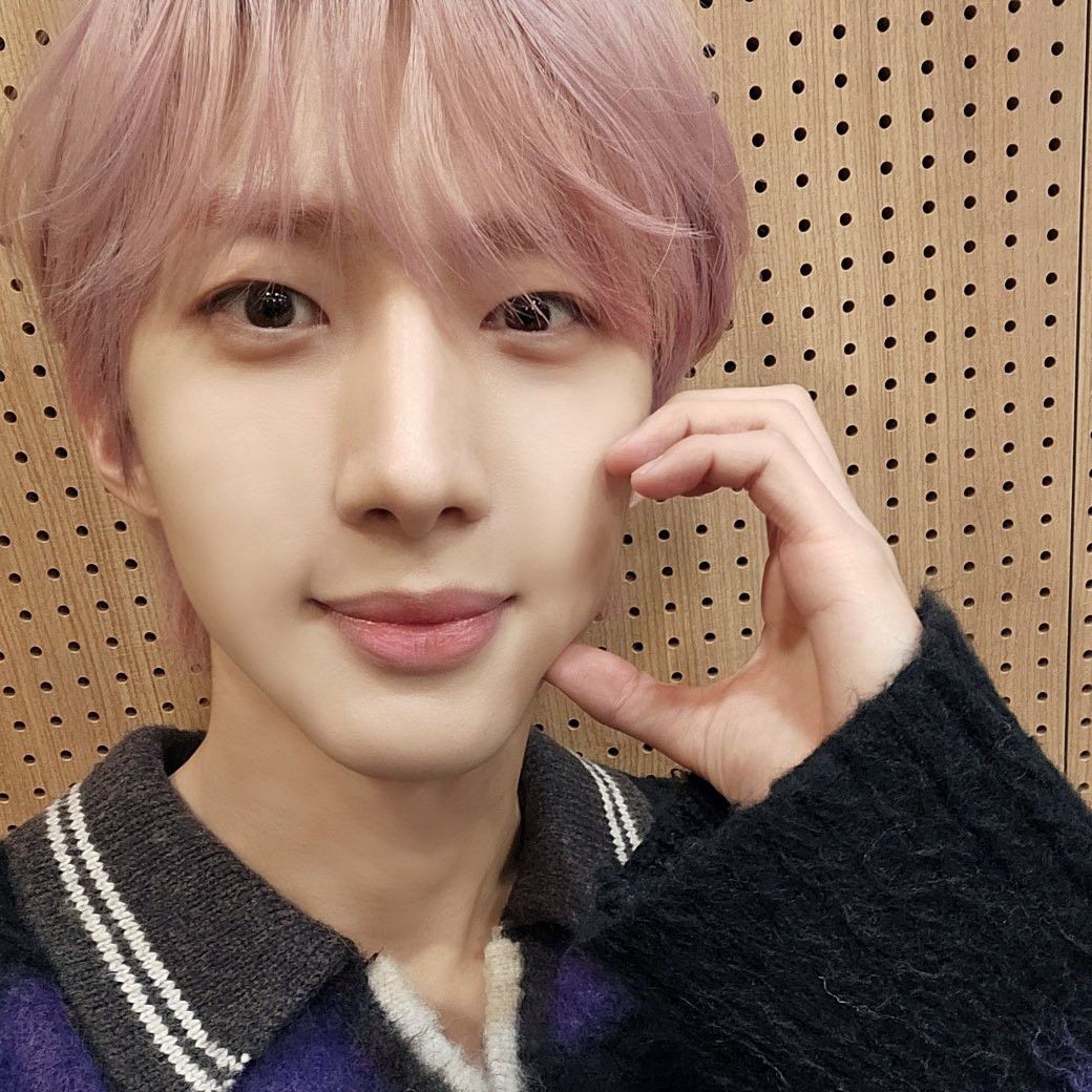 A moment captured by Hui (PENTAGON)'s fan