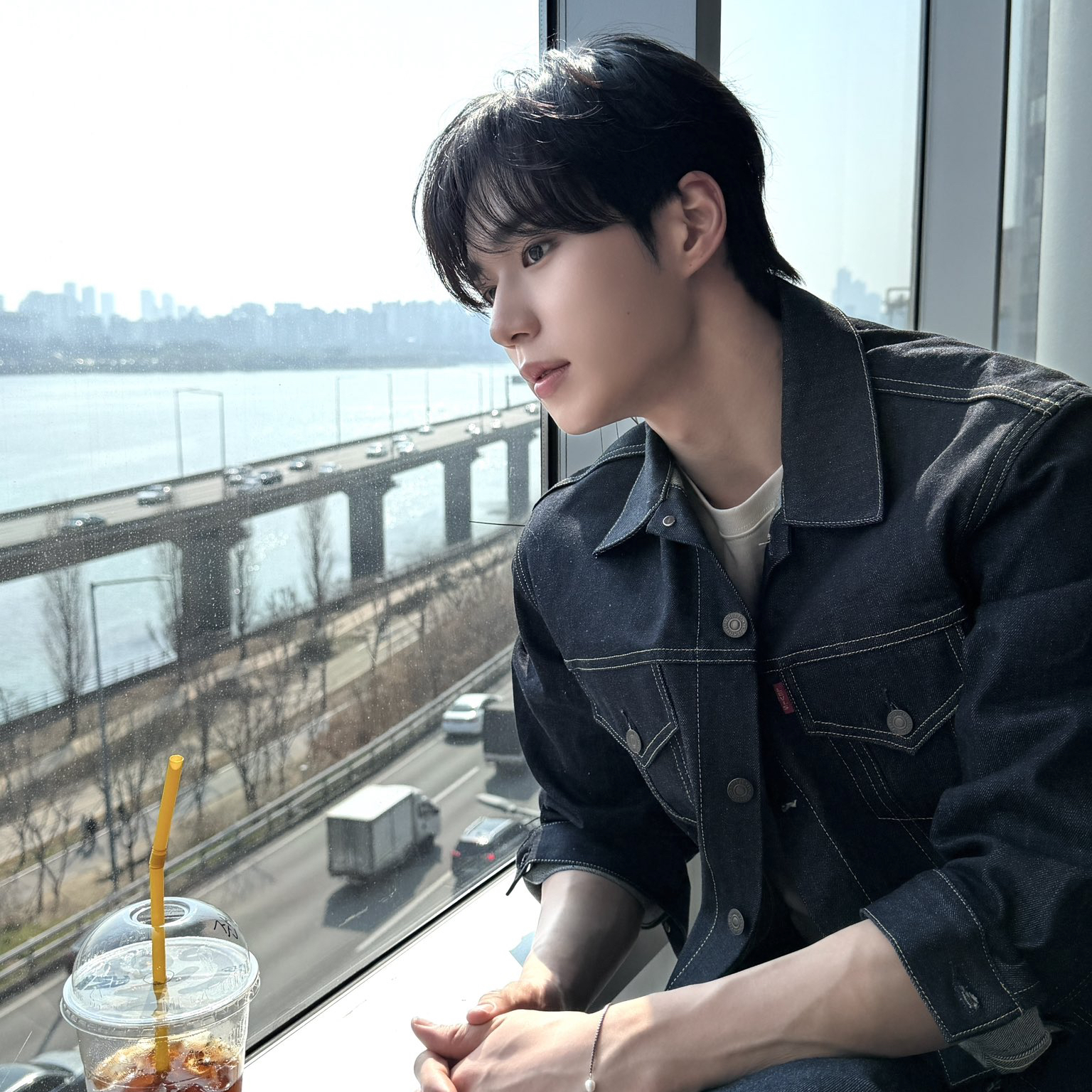 Behind-the-scenes cut of Kim Junseo (ALPHA DRIVE ONE)