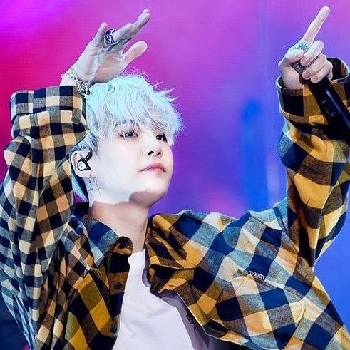 Foto aktivitas terbaru SUGA (BTS)