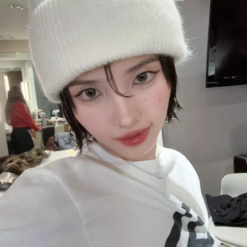 Behind-the-scenes cut of Soyeon (i-dle)