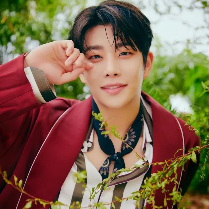 A moment captured by MJ (ASTRO)'s fan
