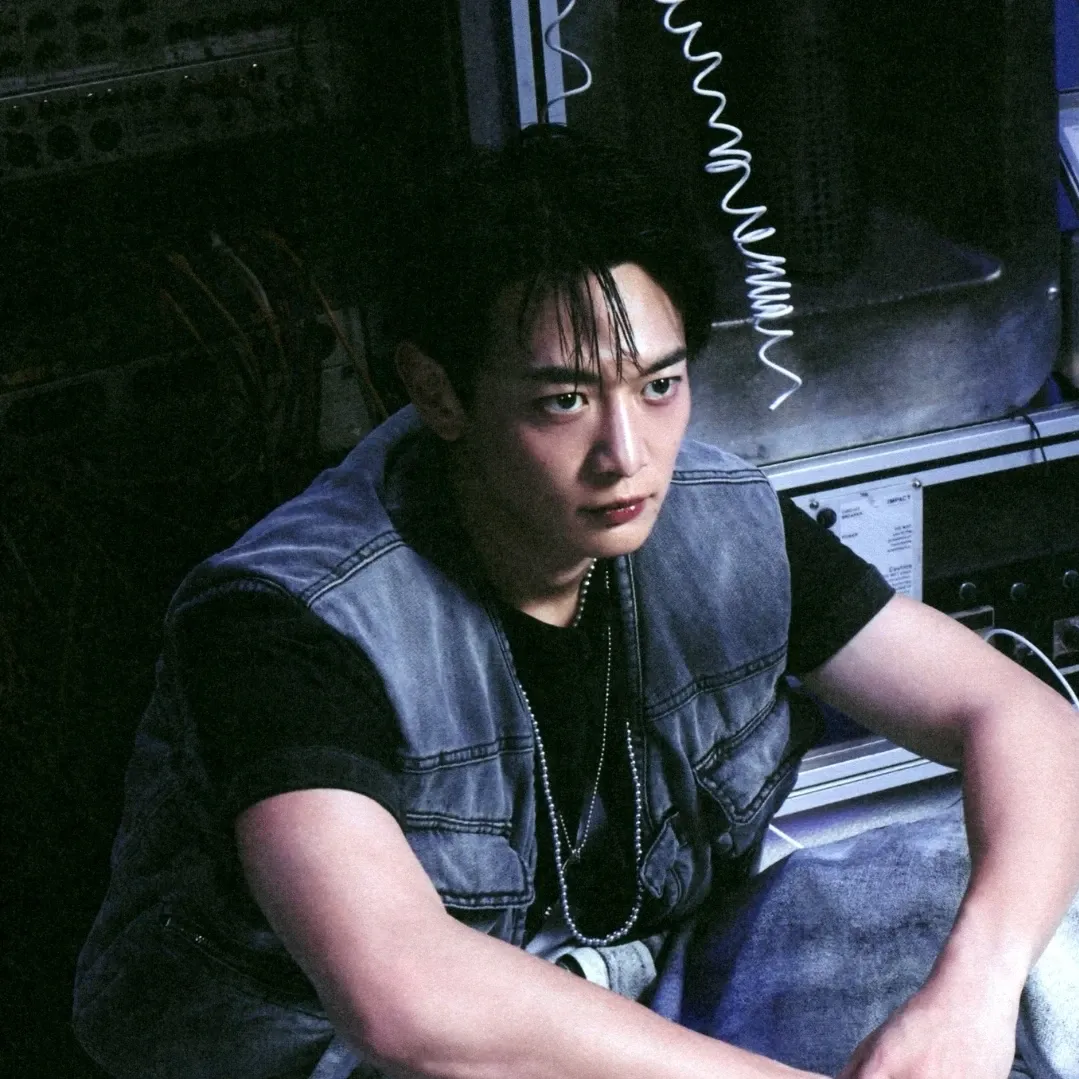 Behind-the-scenes cut of Minho (SHINee)