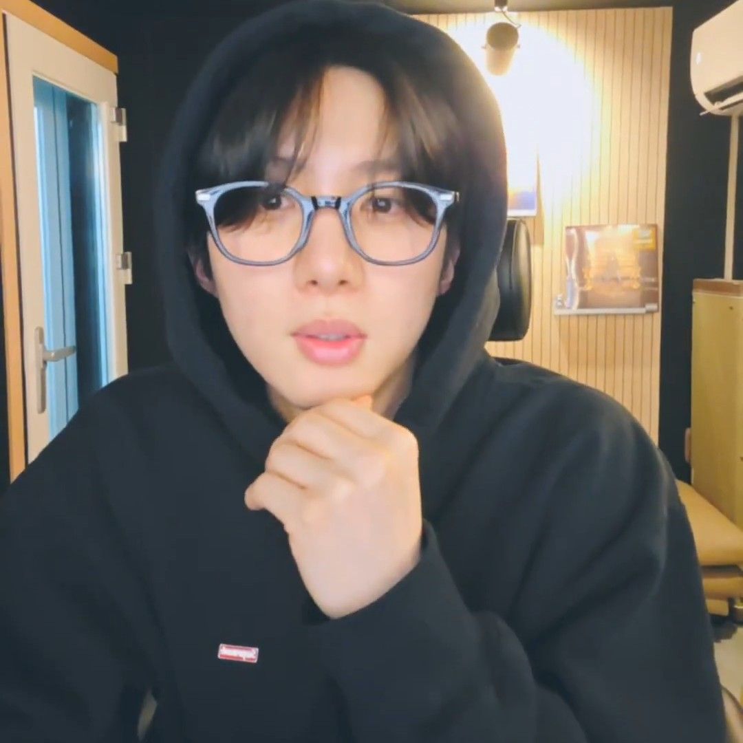 Recent activity shot of Hui (PENTAGON)