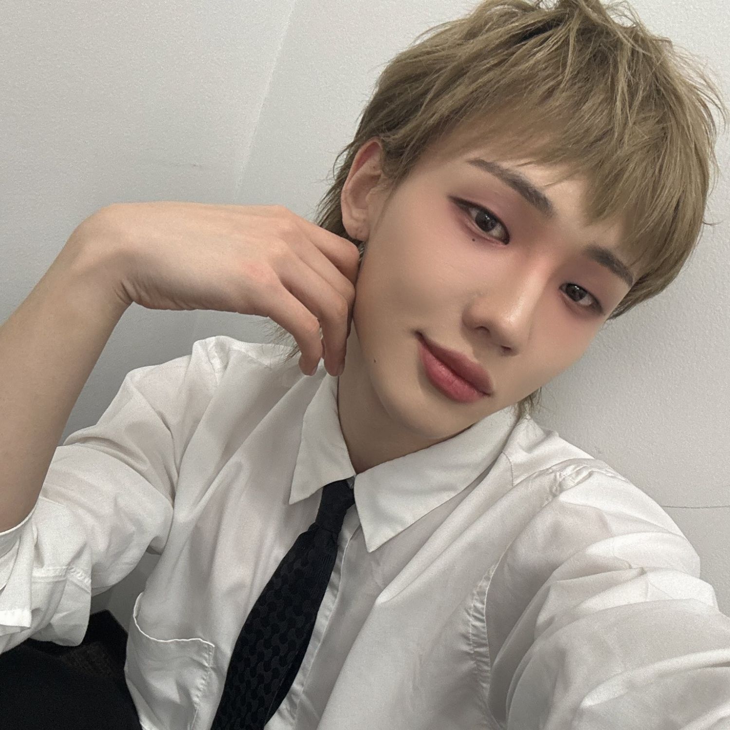 Behind-the-scenes cut of Junhyeok (TNX)