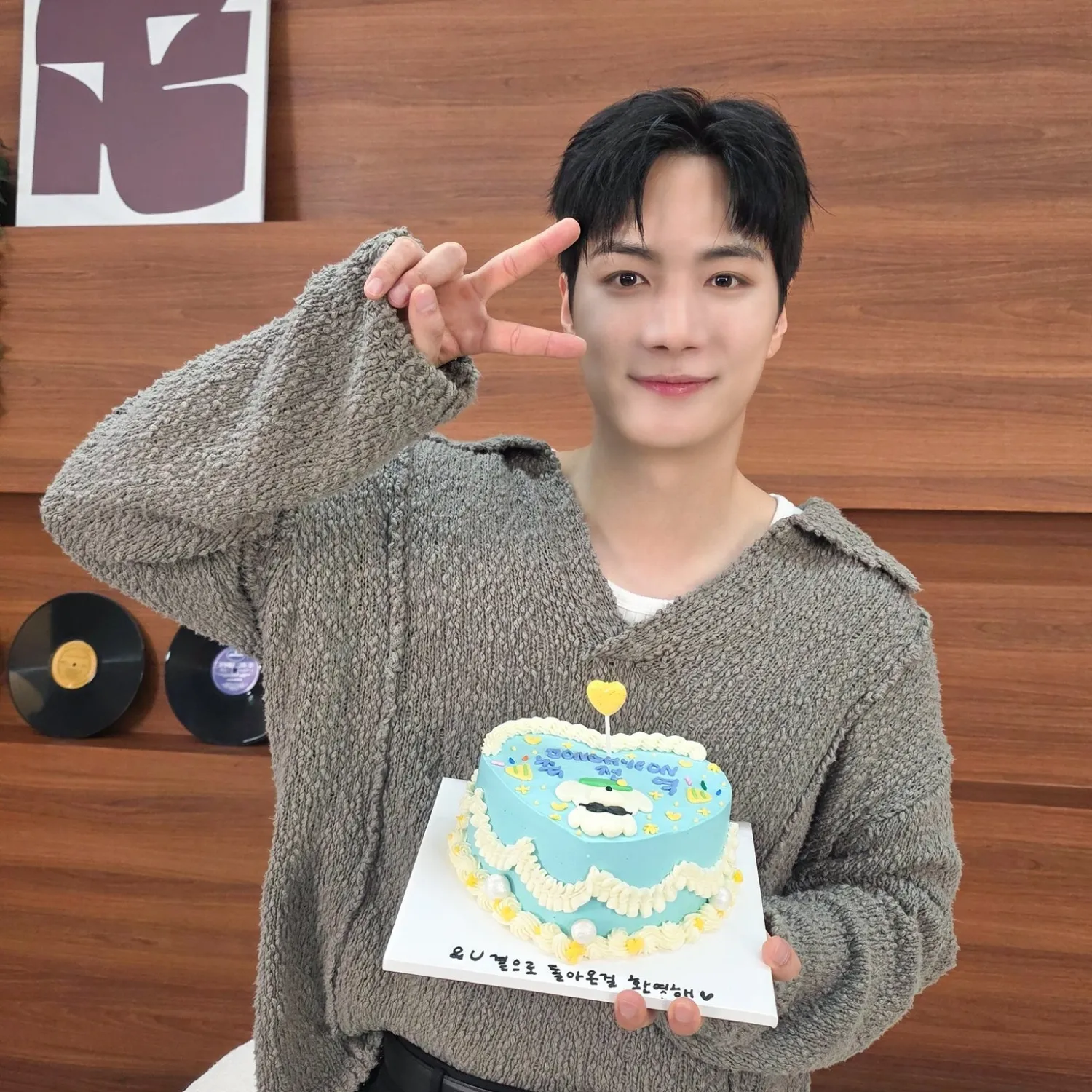 A moment captured by Kim Jonghyeon's fan