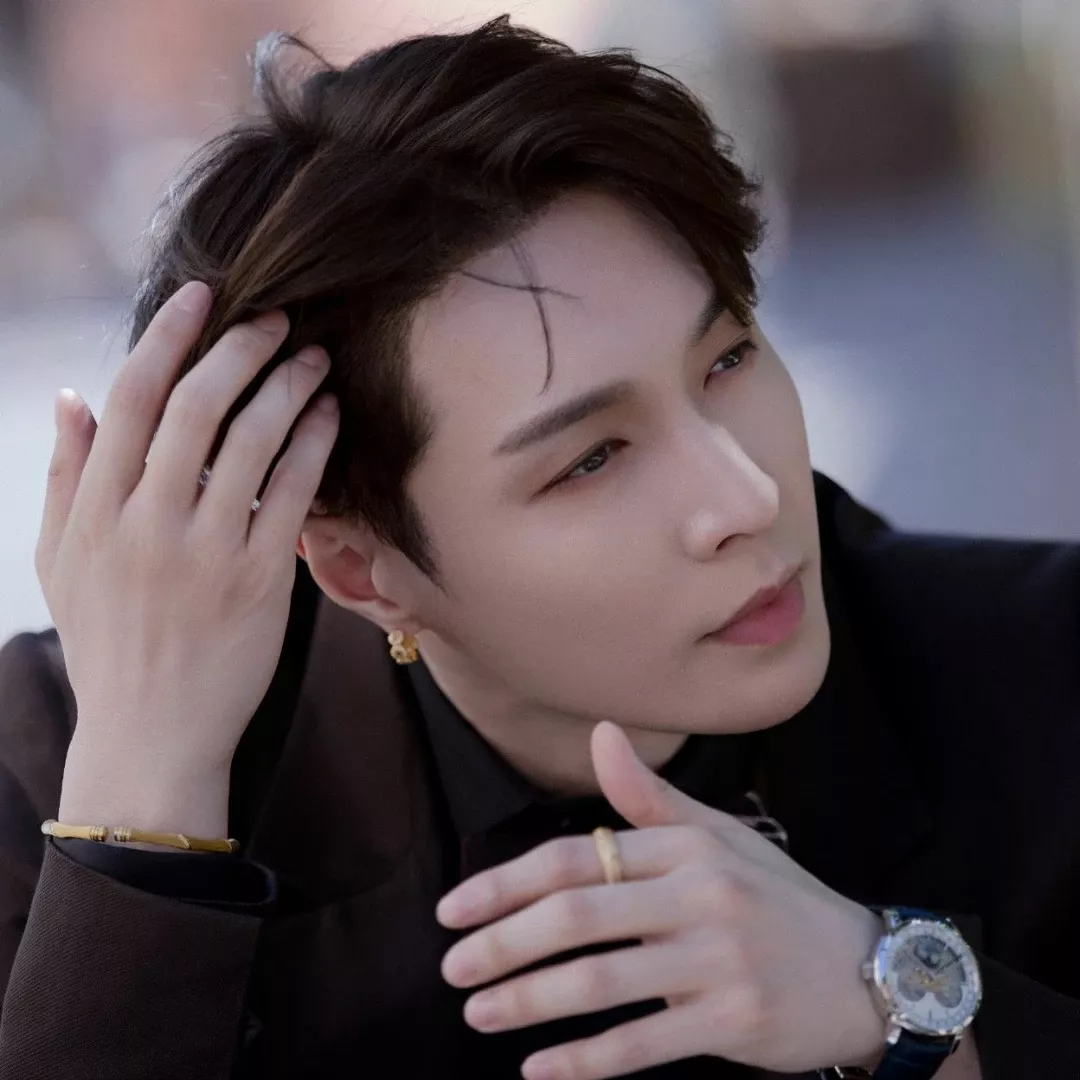 Behind-the-scenes cut of Lay (EXO)