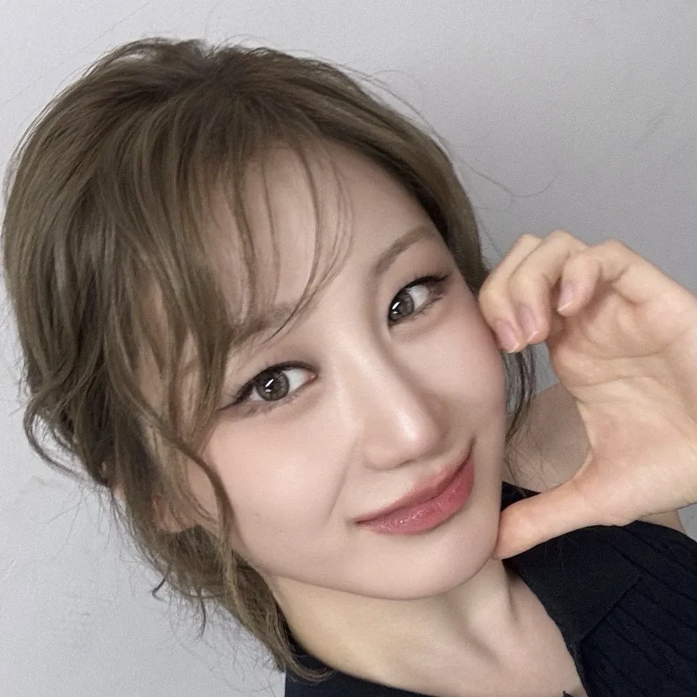 A moment captured by Lee Chaeyeon's fan