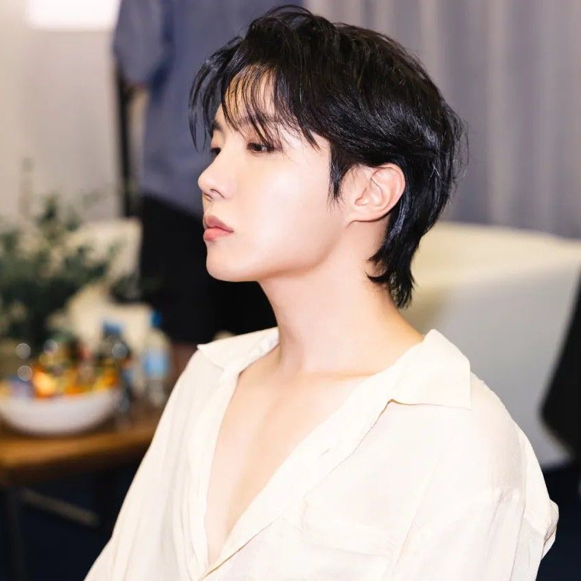 Foto aktivitas terbaru j-hope (BTS)