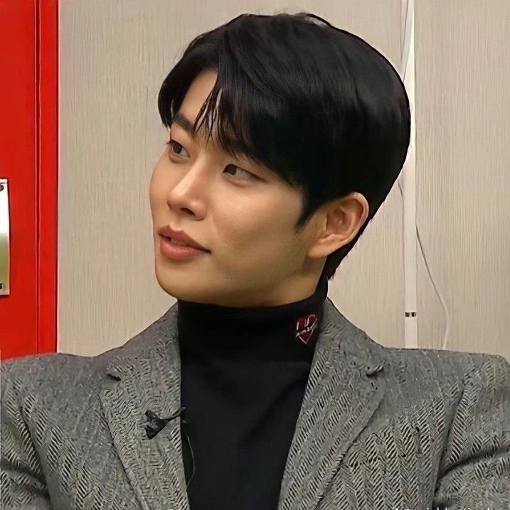 A moment captured by MJ (ASTRO)'s fan