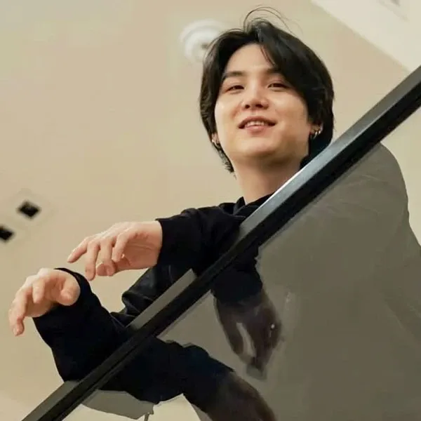 Foto aktivitas terbaru SUGA (BTS)