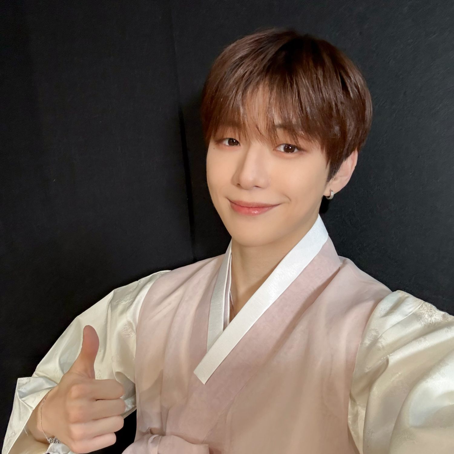 강다니엘의 비하인드 컷