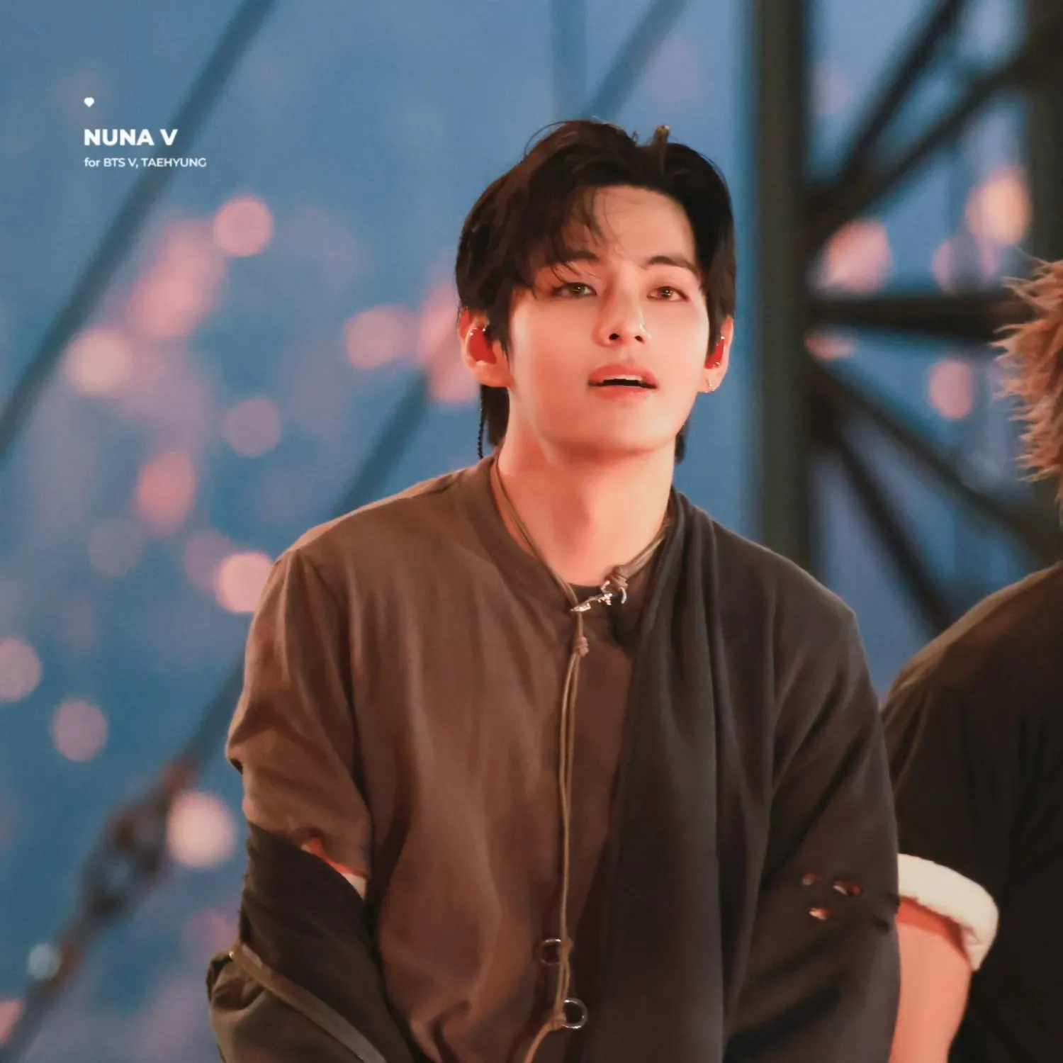 V (BTS)の舞台裏ショット