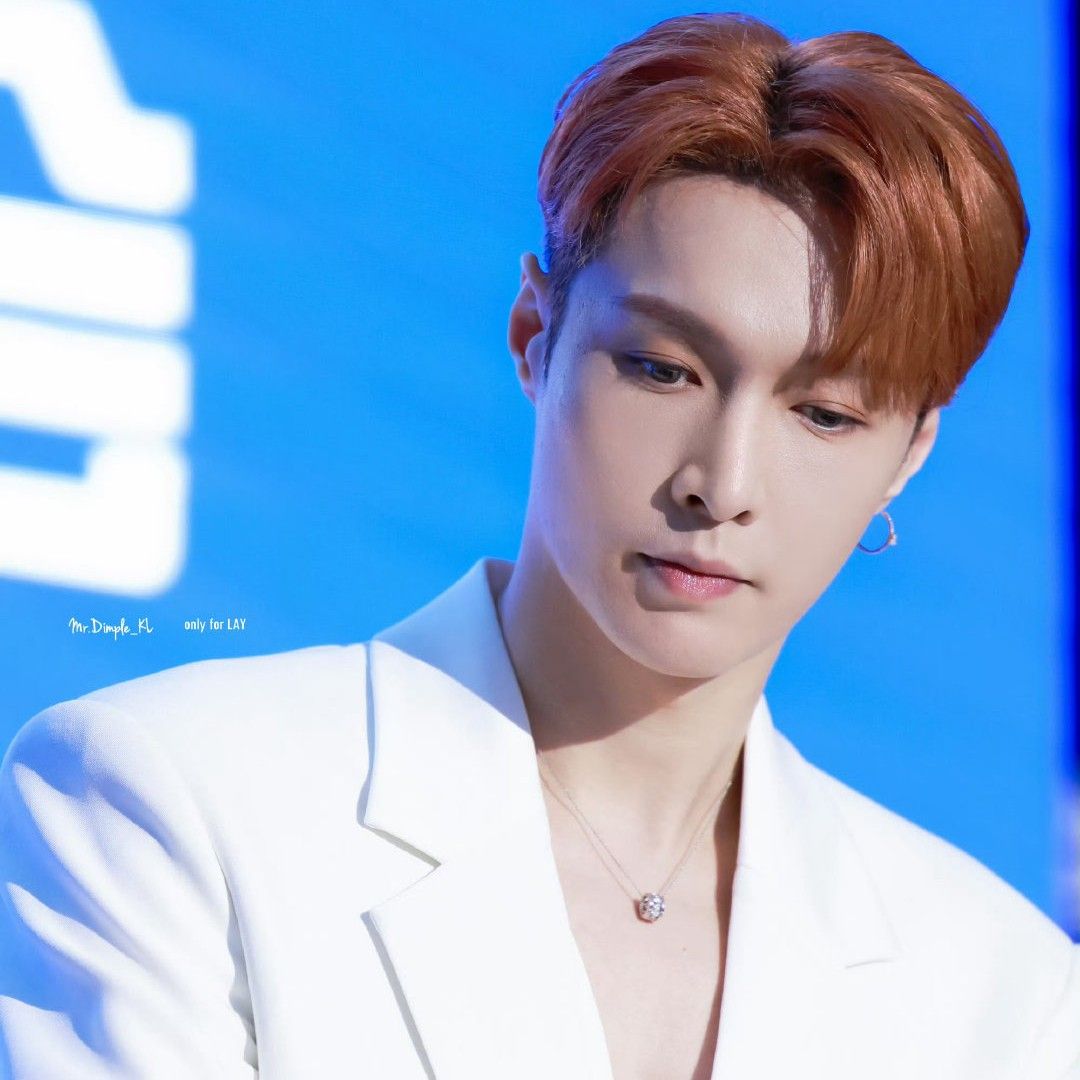 Behind-the-scenes cut of Lay (EXO)